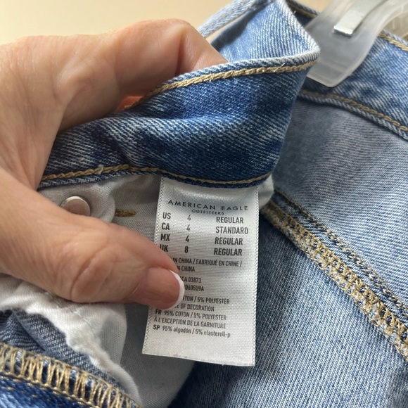 American Eagle Distressed Mom Jean Light Wash 4 destroyed ripped grunge retro - Picture 12 of 14